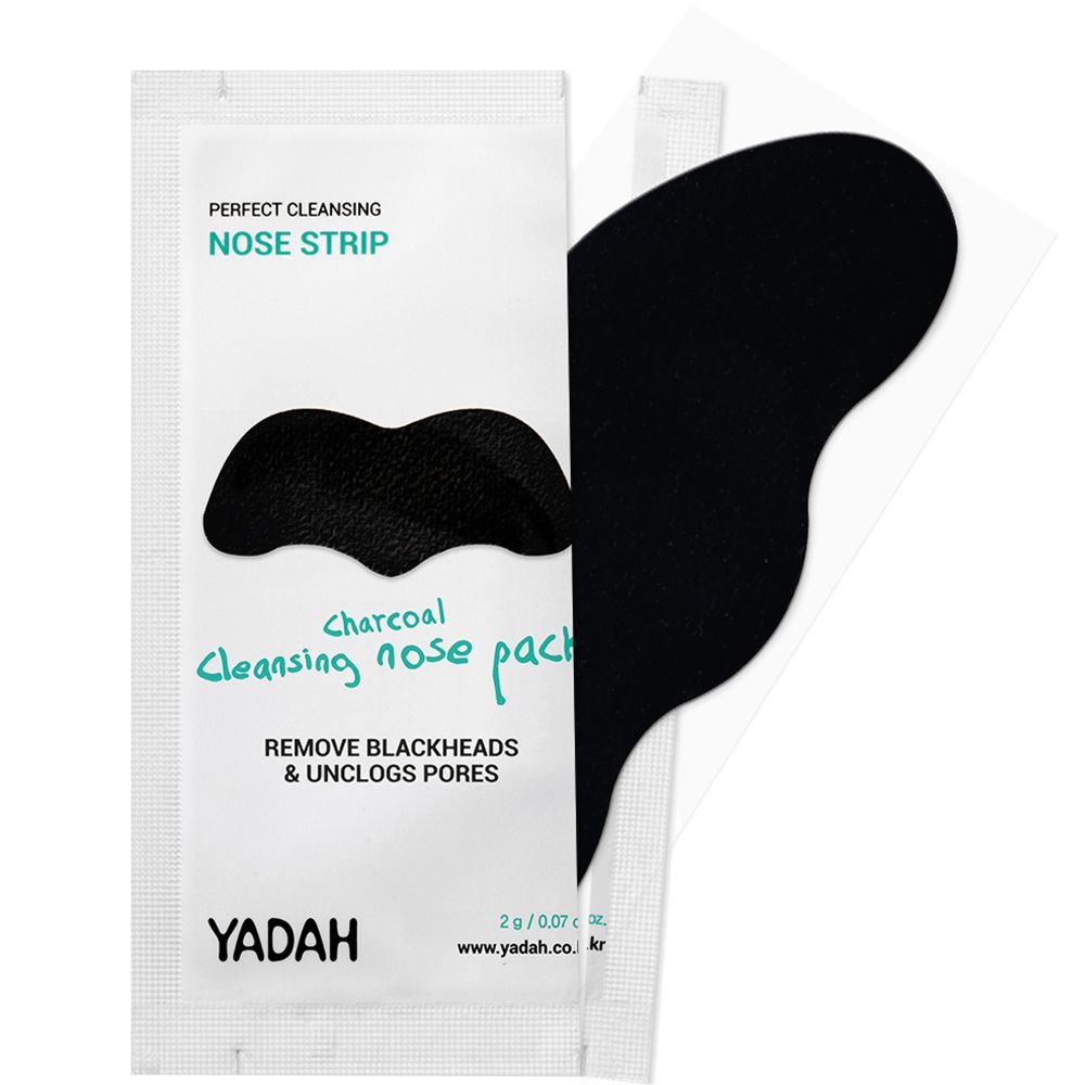 Verpackung mit schwarzem Nasenstreifen, teilweise geöffnet. Text: Charcoal Cleansing Nose Pack, YADAH. Entfernt Mitesser.
