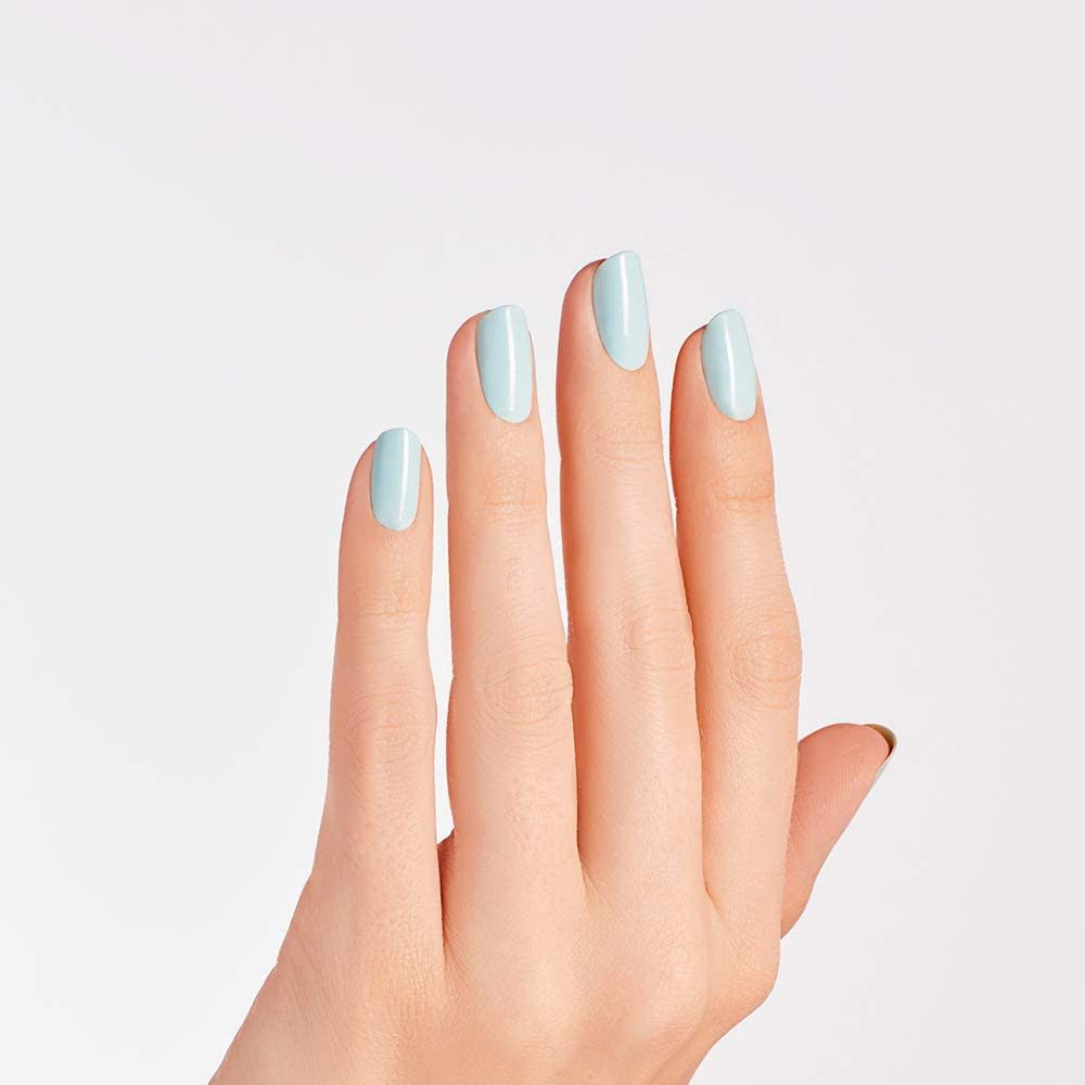 Hand mit vier lackierten Fingernägeln in Hellblau. Die Nägel sind oval geformt und glänzend. Weißer Hintergrund.