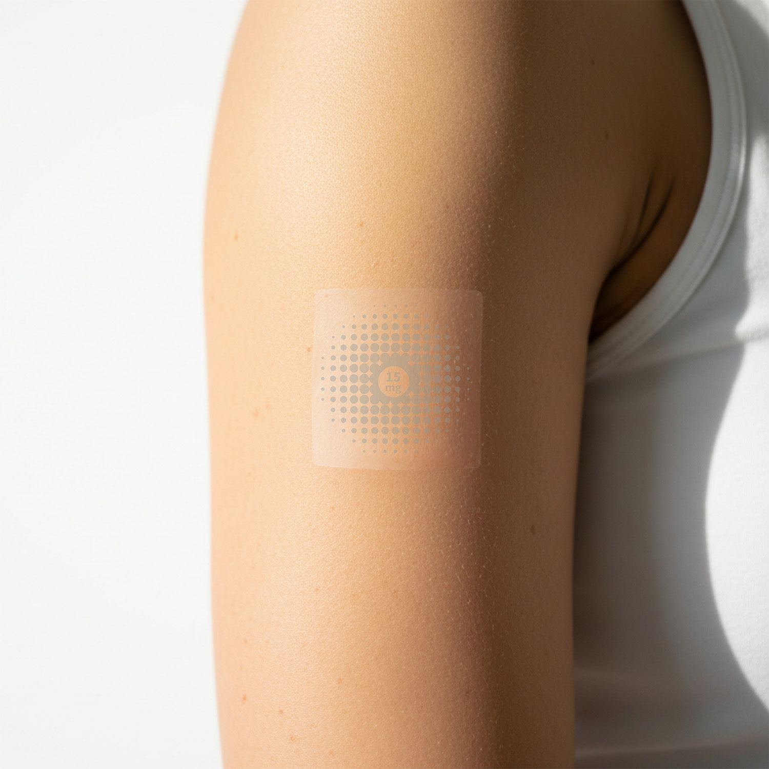 Quadratisches Pflaster auf einem Arm. Das Pflaster hat ein zentrales, rundes Muster.