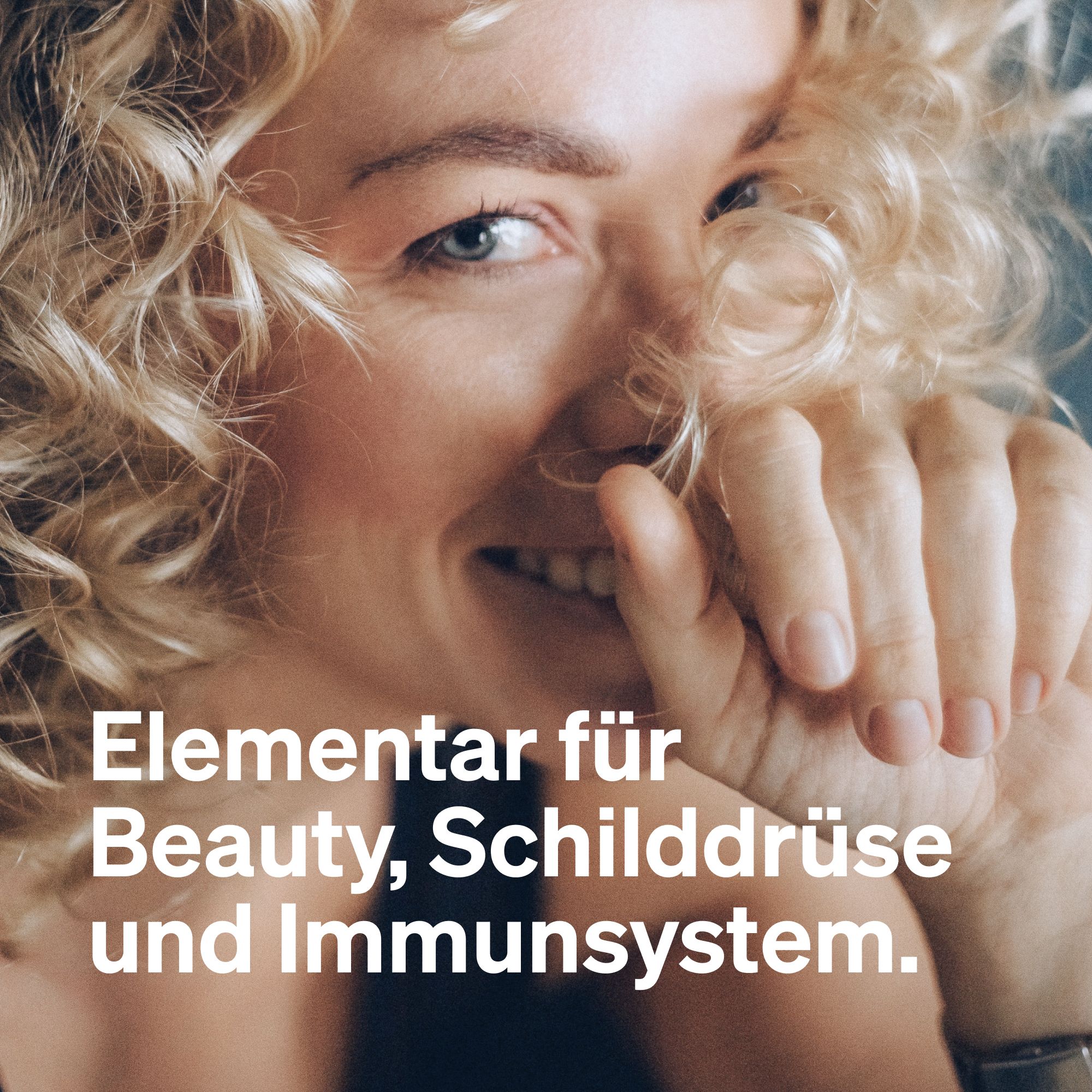 Porträt einer Frau mit lockigem Haar. Text: Elementar für Beauty, Schilddrüse und Immunsystem.