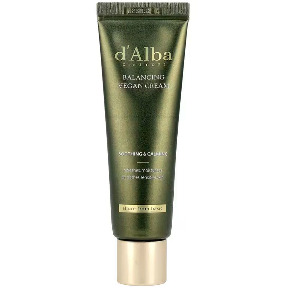 Grüne Tube mit goldfarbenem Verschluss. Aufschrift: d'Alba, Balancing Vegan Cream, Soothing & Calming.