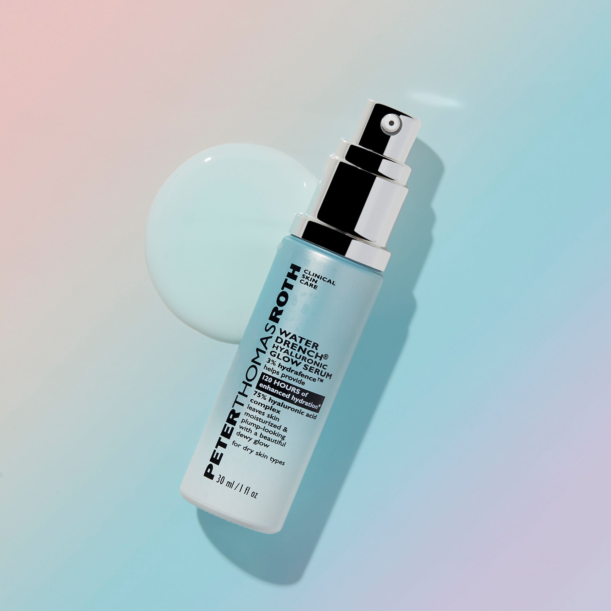 Serumflasche mit Sprühkopf und Serumtropfen. Aufschrift: Peter Thomas Roth Water Drench® Hyaluronic Glow Serum.