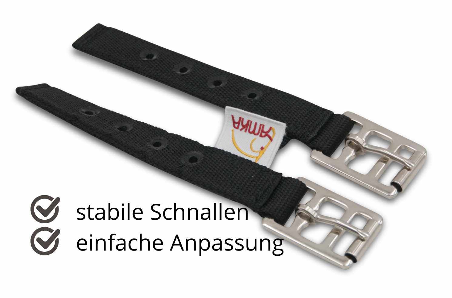 Zwei schwarze AMKA Sattelgurtverlängerungen aus Nylon mit Metallschnallen. Auf einem Etikett ist das AMKA Logo zu sehen.