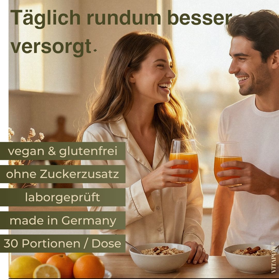 Zwei Personen halten Gläser mit orangenem Getränk. Text: vegan & glutenfrei, ohne Zuckerzusatz, laborgeprüft, made in Germany, 30 Portionen.