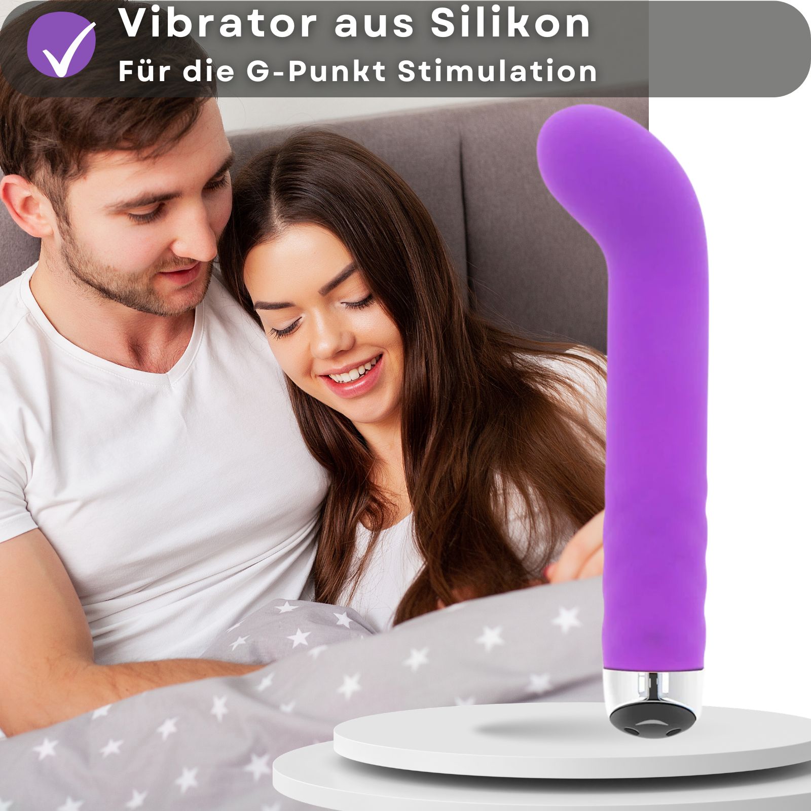 Lila Vibrator. Text: Silikon, G-Punkt-Stimulation. Paar im Bett. Auf Podest.