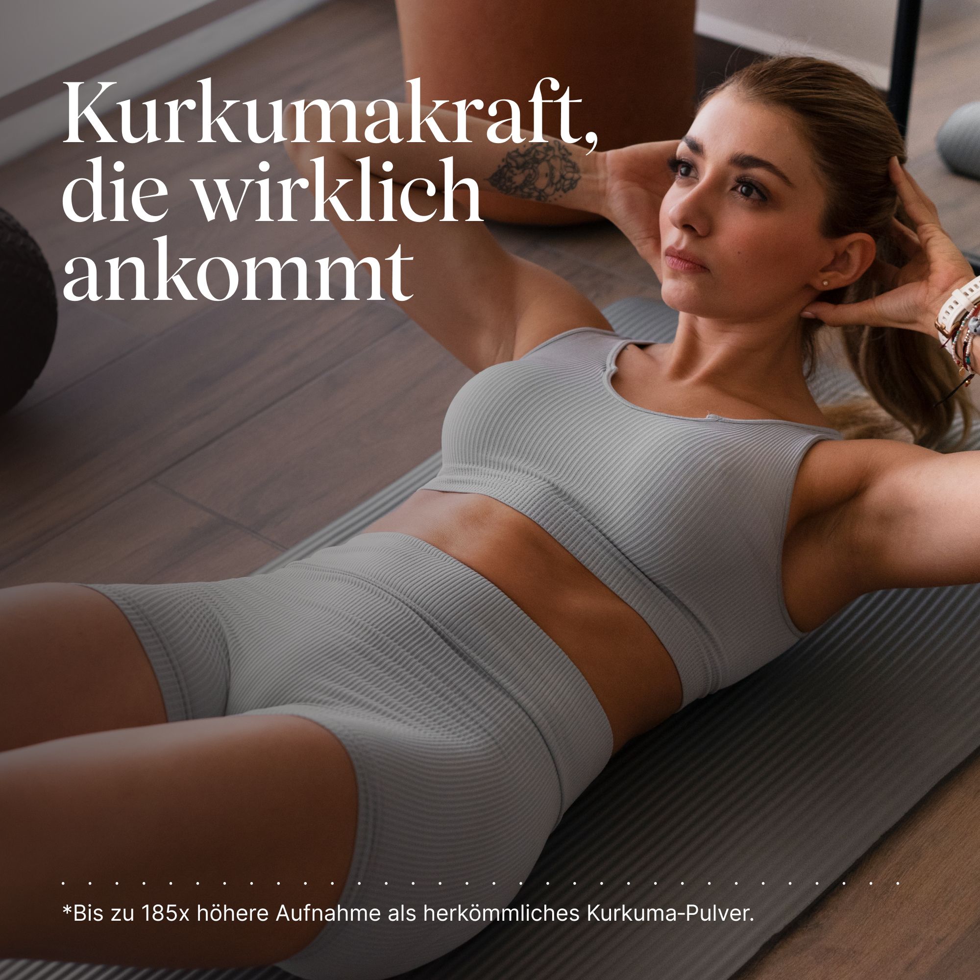 Frau macht Crunches auf einer Matte, mit Text über Kurkuma.