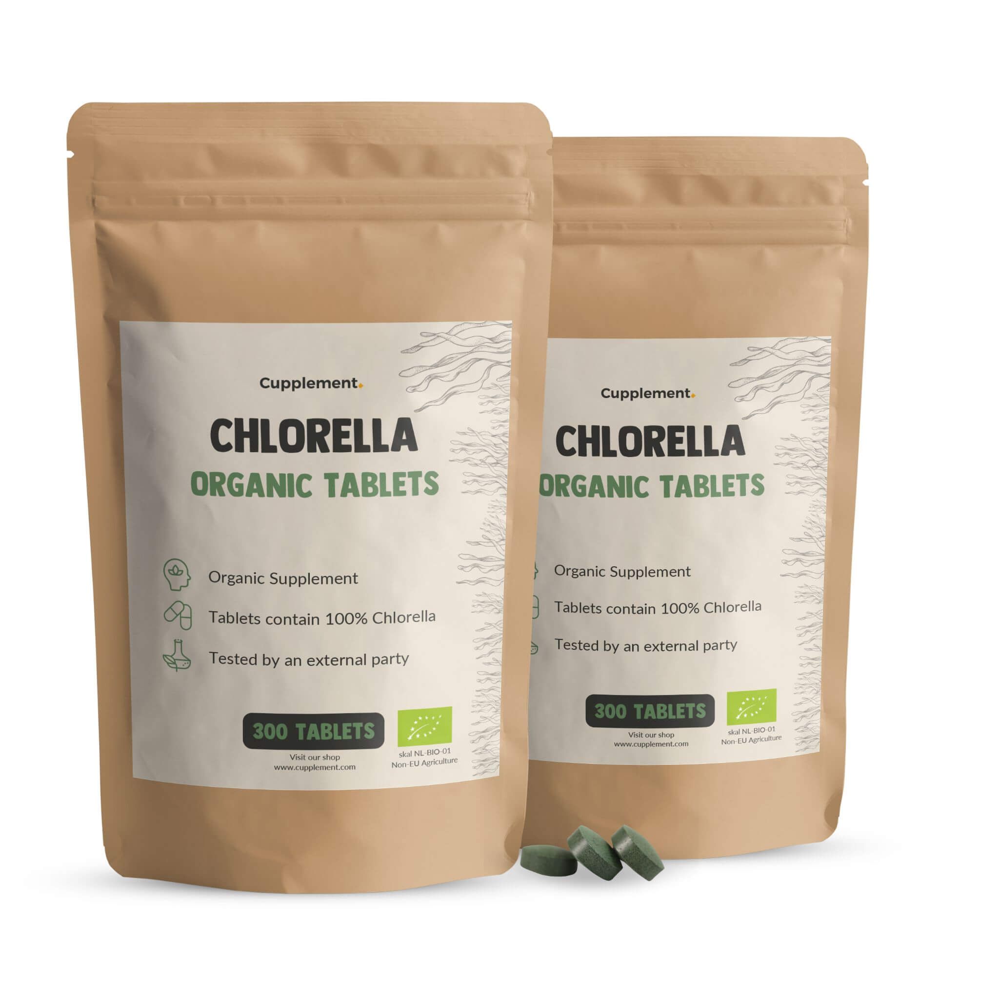 Zwei Beutel mit Chlorella-Tabletten. Aufschrift: Chlorella Organic Tablets, 300 Tabletten.
