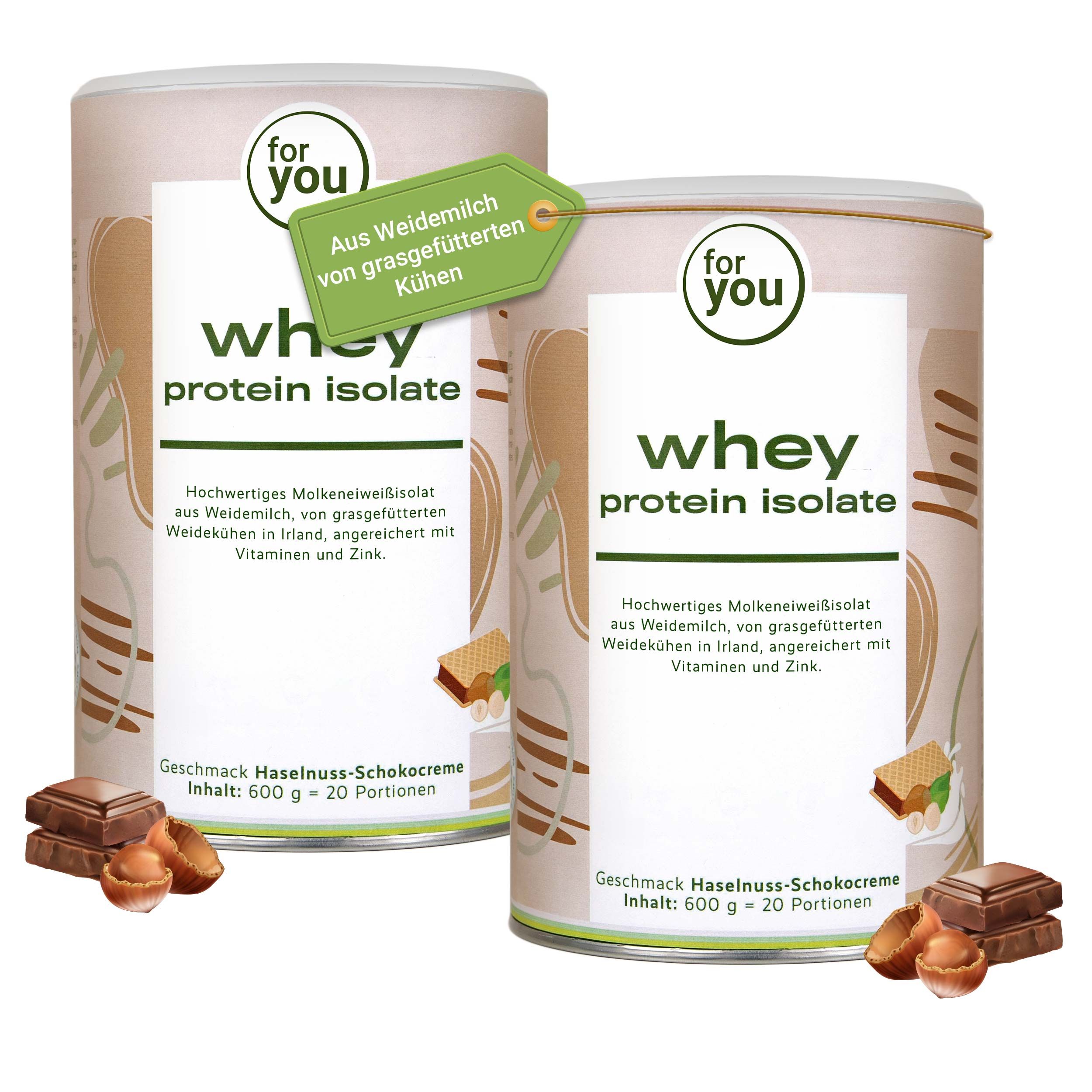 Zwei Dosen Whey Protein Isolate mit Haselnüssen und Schokostückchen. Etikett 'Aus Weidemilch'.