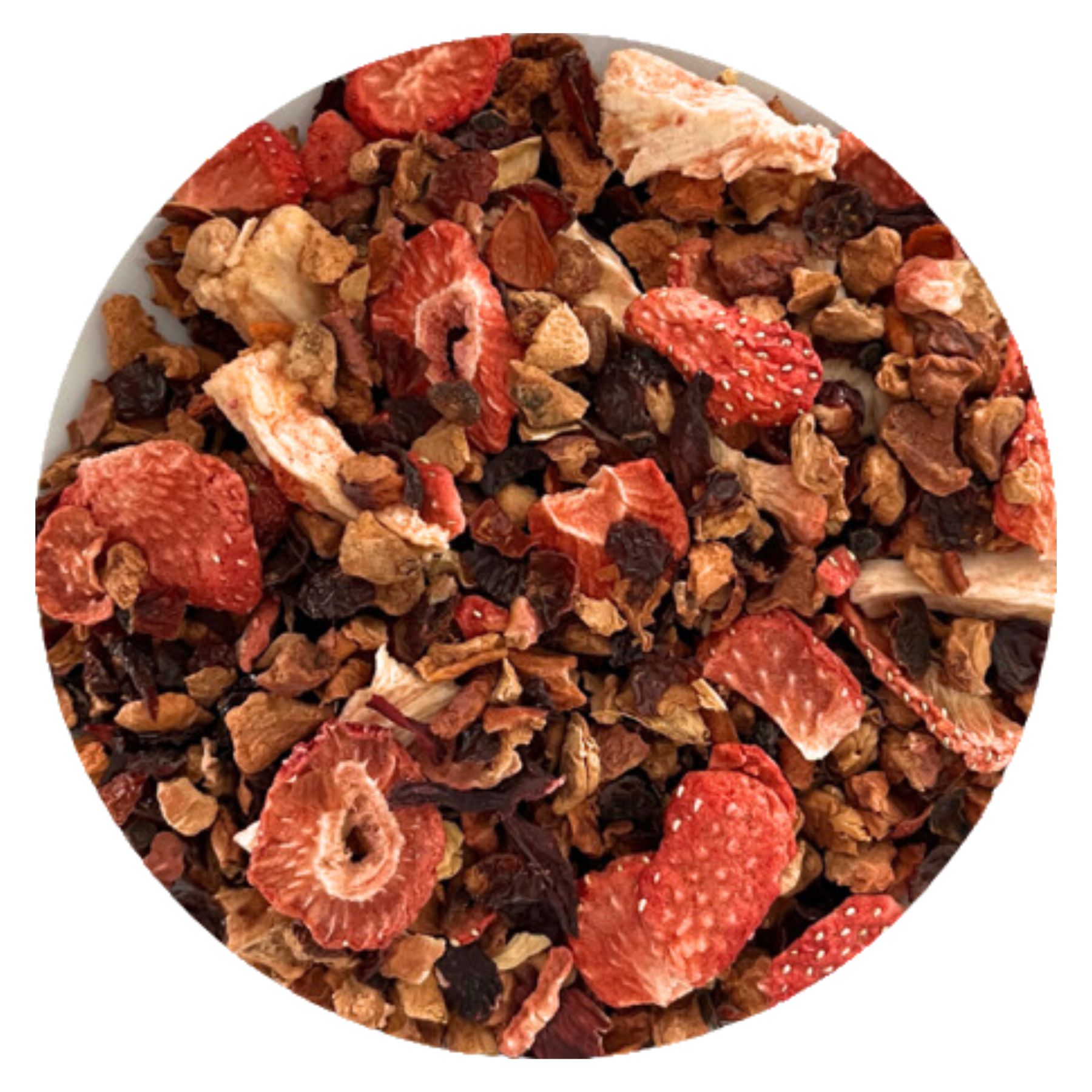 Nahaufnahme von Früchtetee-Mischung. Rote, getrocknete Erdbeerstücke und andere Früchte. Runde Form.