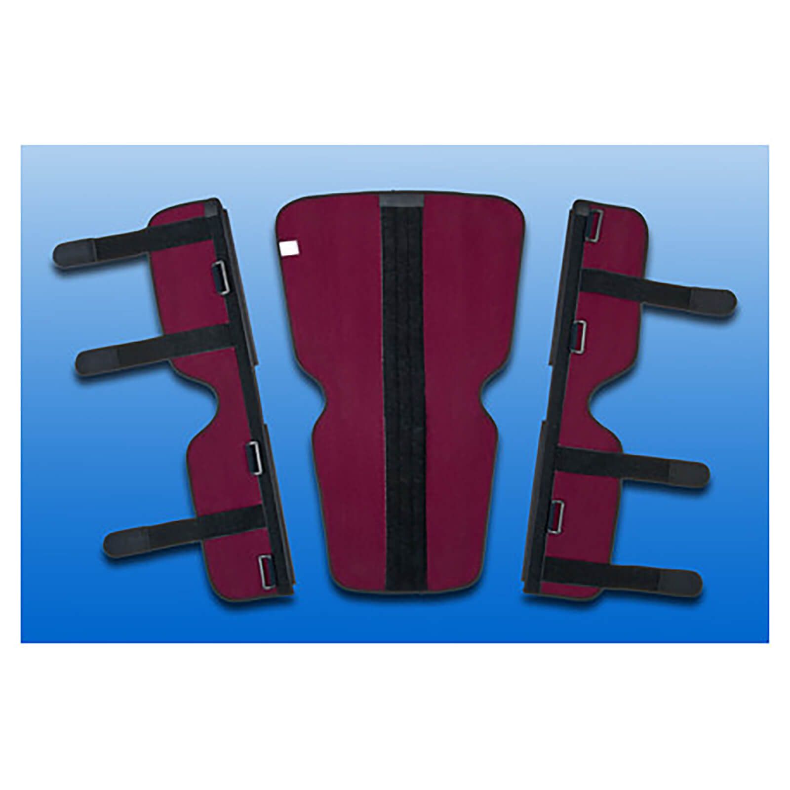 Dreiteilige Knieschiene. Rotes Innenfutter, schwarze Gurte mit Klettverschluss. Einzelteile nebeneinander.