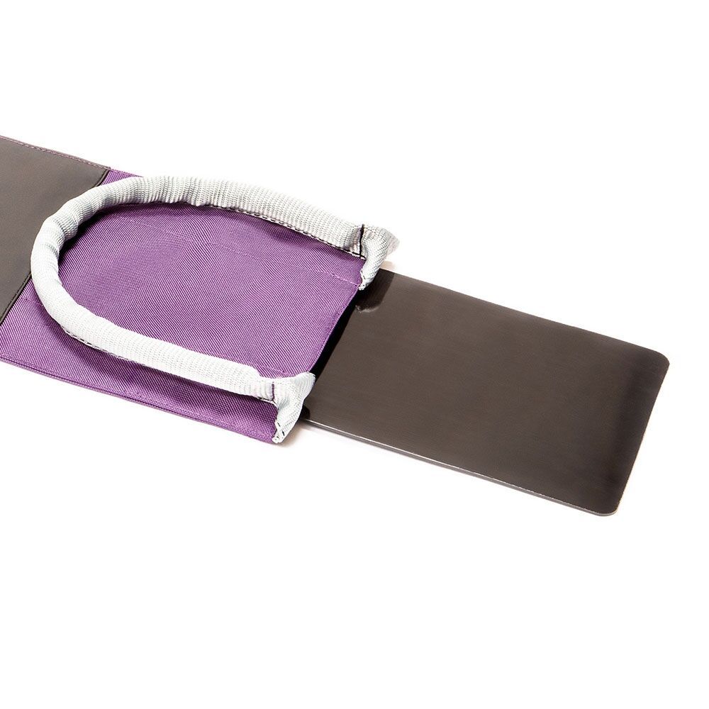 Nahaufnahme der Stand Up Aufrichthilfe. Violettes Material mit grauem Griff und dunklem Mittelteil.