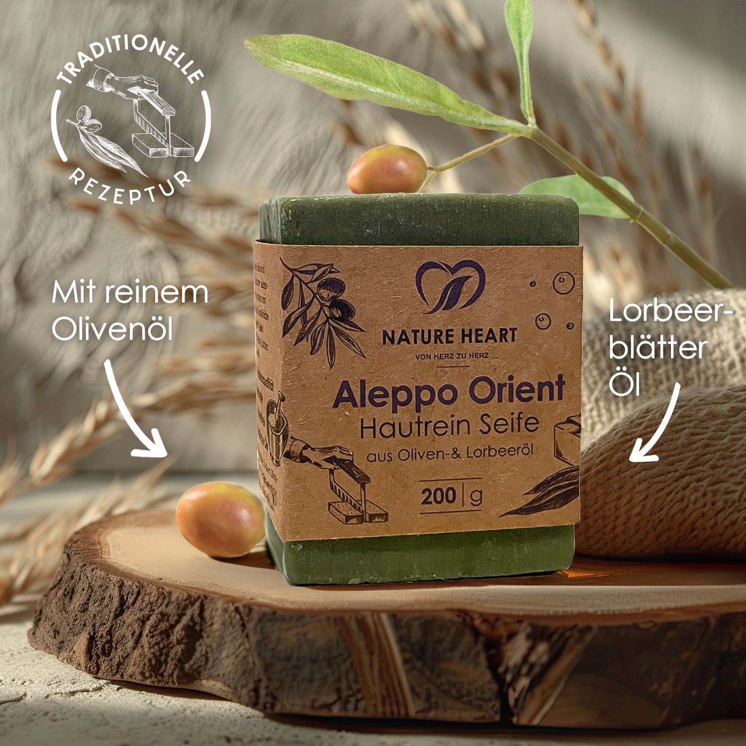 Grüne Seife mit Papierbanderole auf Holz. Text: Aleppo Orient Hautrein Seife, 200g, Nature Heart Logo. Oliven und Lorbeerblätter.