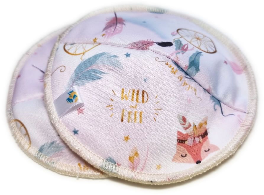 Zwei runde, rosa Stilleinlagen mit Federn, Sternen und einem Fuchs-Design. Aufschrift "WILD and FREE".
