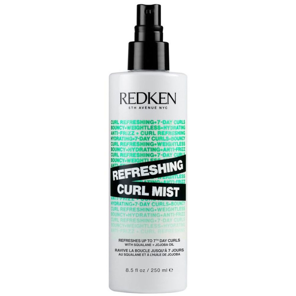 Redken Refreshing Curl Mist. Weiße Flasche mit schwarzem Sprühkopf. Text: Refreshing Curl Mist, Redken, 5th Avenue NYC.