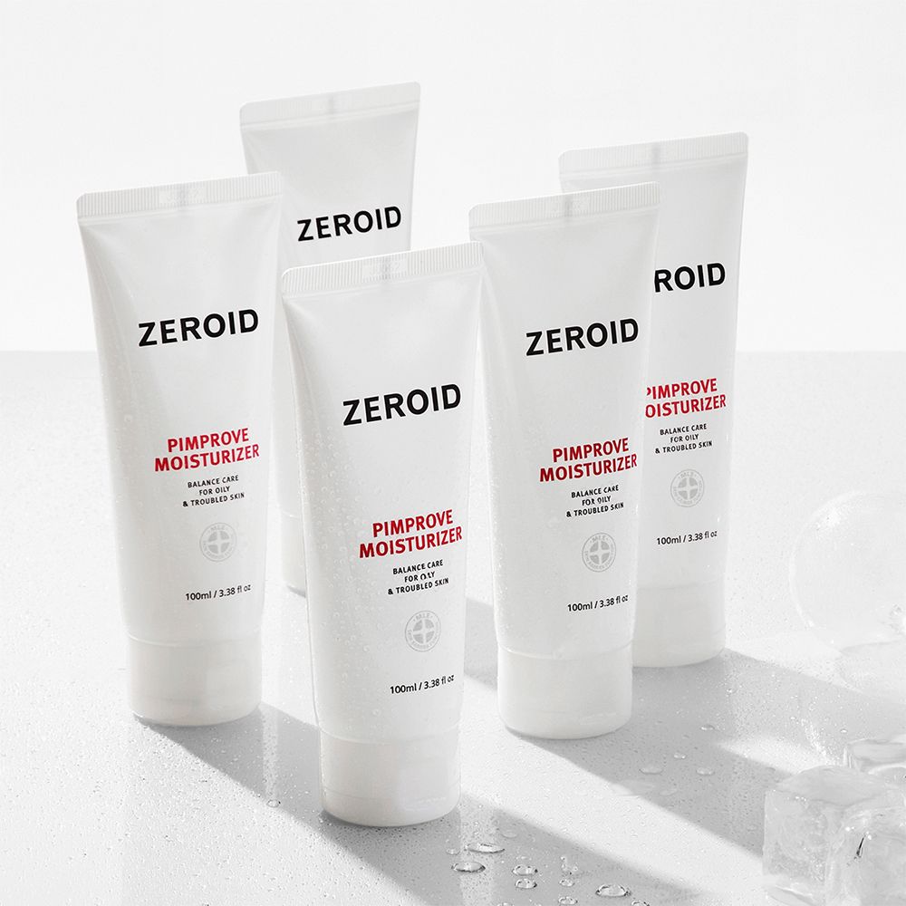 Mehrere weiße Tuben ZEROID Pimprove Moisturizer. Text: Balance Care for Oily & Troubled Skin. 100ml/3.38 fl oz. Auf Eiswürfeln.