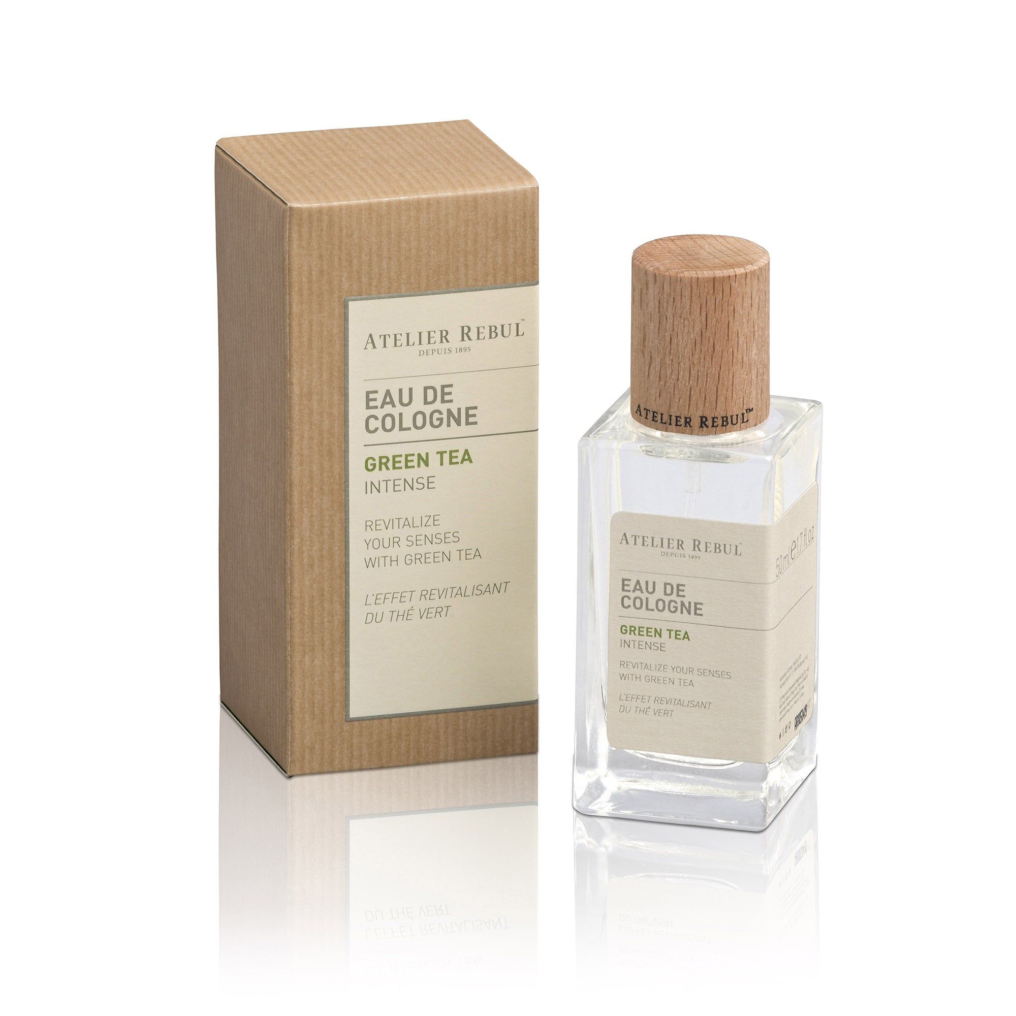 Glasflakon mit Holzverschluss und Karton. Aufschrift: Atelier Rebul, Eau de Cologne Green Tea Intense. Text auf Karton und Flakon.