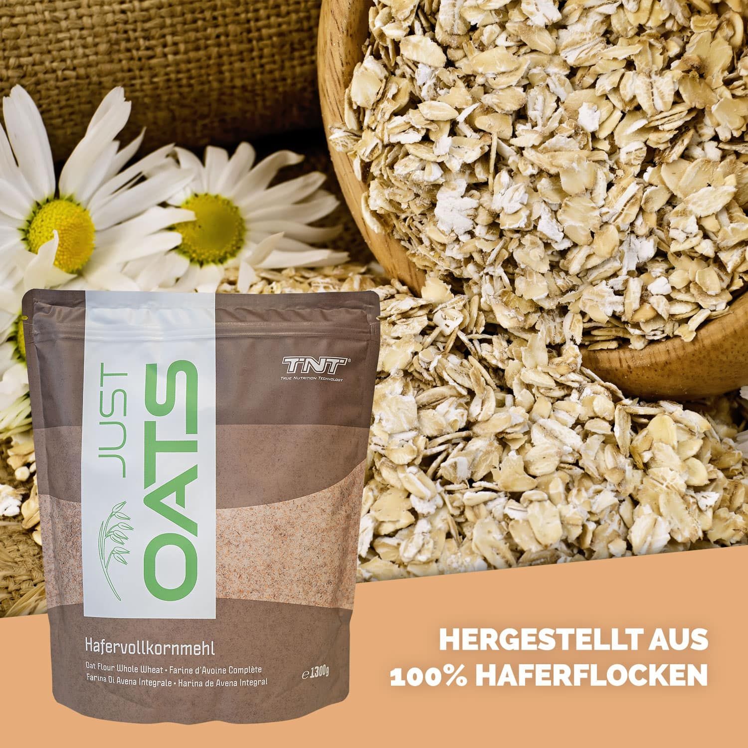 Produktverpackung "JUST OATS" neben Holzschale mit Haferflocken. Text: Hergestellt aus 100% Haferflocken. Marke: TNT.