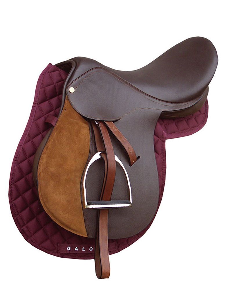 Brauner Sattel auf burgunderfarbener Satteldecke. Steigbügel, Lederriemen. Marke: GALO.