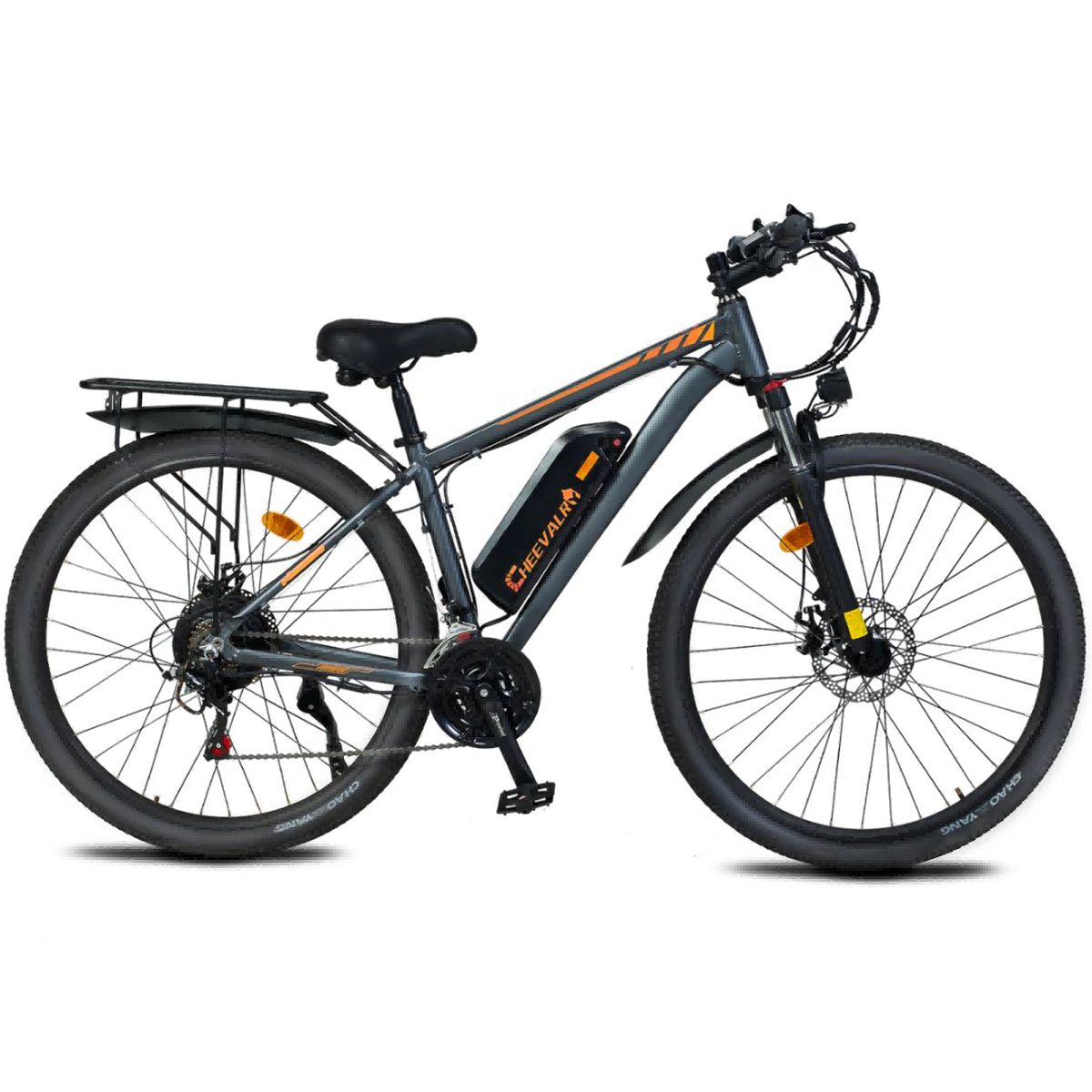 Graues E-Mountainbike mit orangefarbenen Akzenten. Schwarze Reifen, Gepäckträger und Schutzbleche. Akku mit "CHEEVALRY"-Logo.
