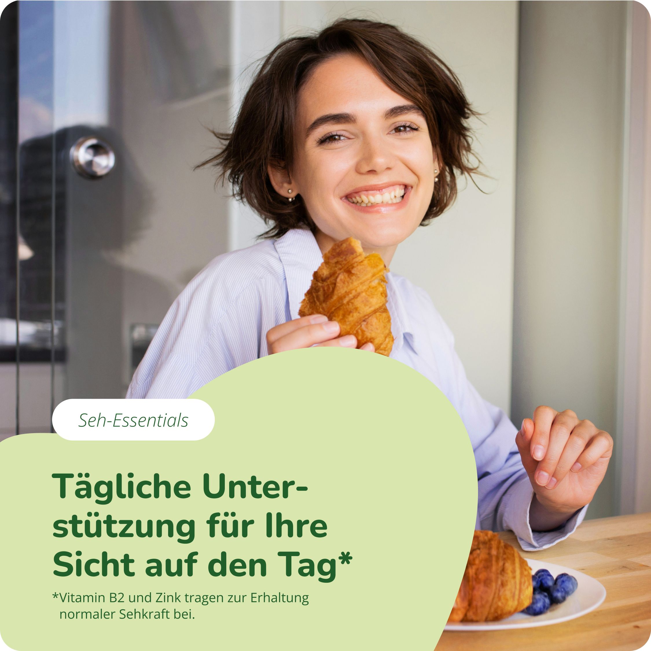 Frau frühstückt mit Croissants und Beeren, tägliche Unterstützung für die Sicht.