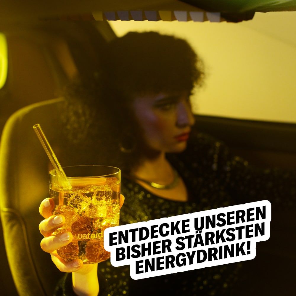 Eine Frau im Auto hält ein Glas Turbo Boost, Text: Entdecke unseren bisher stärksten Energydrink!