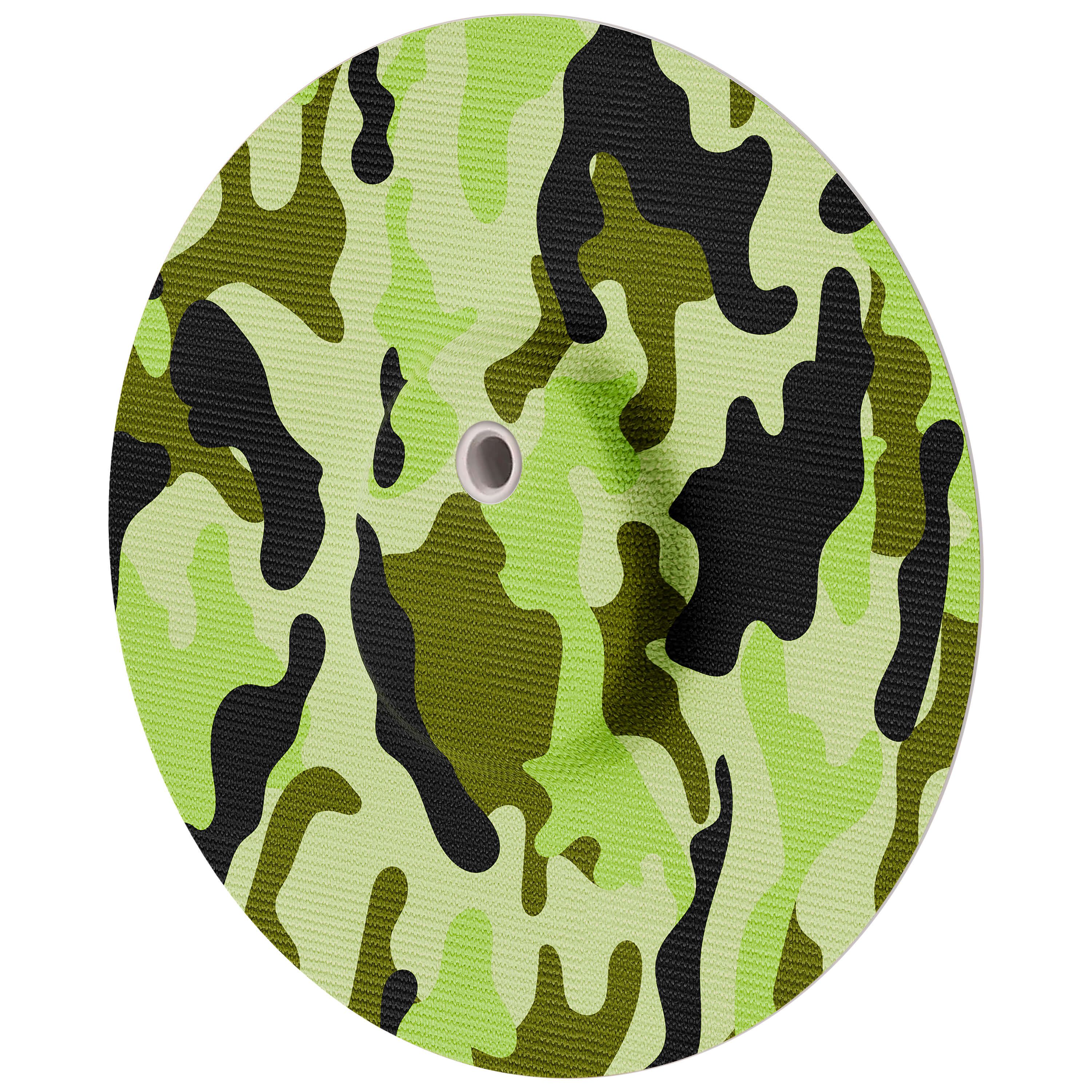 Runder Aufkleber mit Tarnmuster in Grün- und Schwarztönen. Ein Loch in der Mitte.