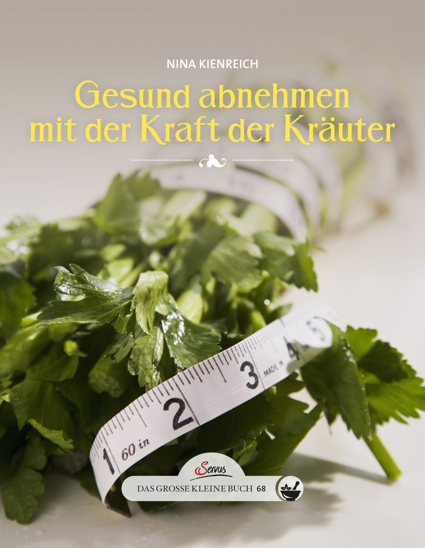 Buchcover mit Titel: Gesund abnehmen mit der Kraft der Kräuter. Maßband auf Kräutern. Autor: Nina Kienreich. Verlag: Servus.