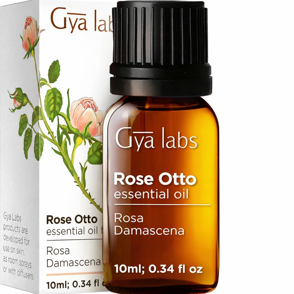Ölflasche mit Etikett. Text: Gya Labs Rose Otto essential oil. Rosa Damascena. 10ml; 0.34 fl oz. Verpackung mit Rosen.