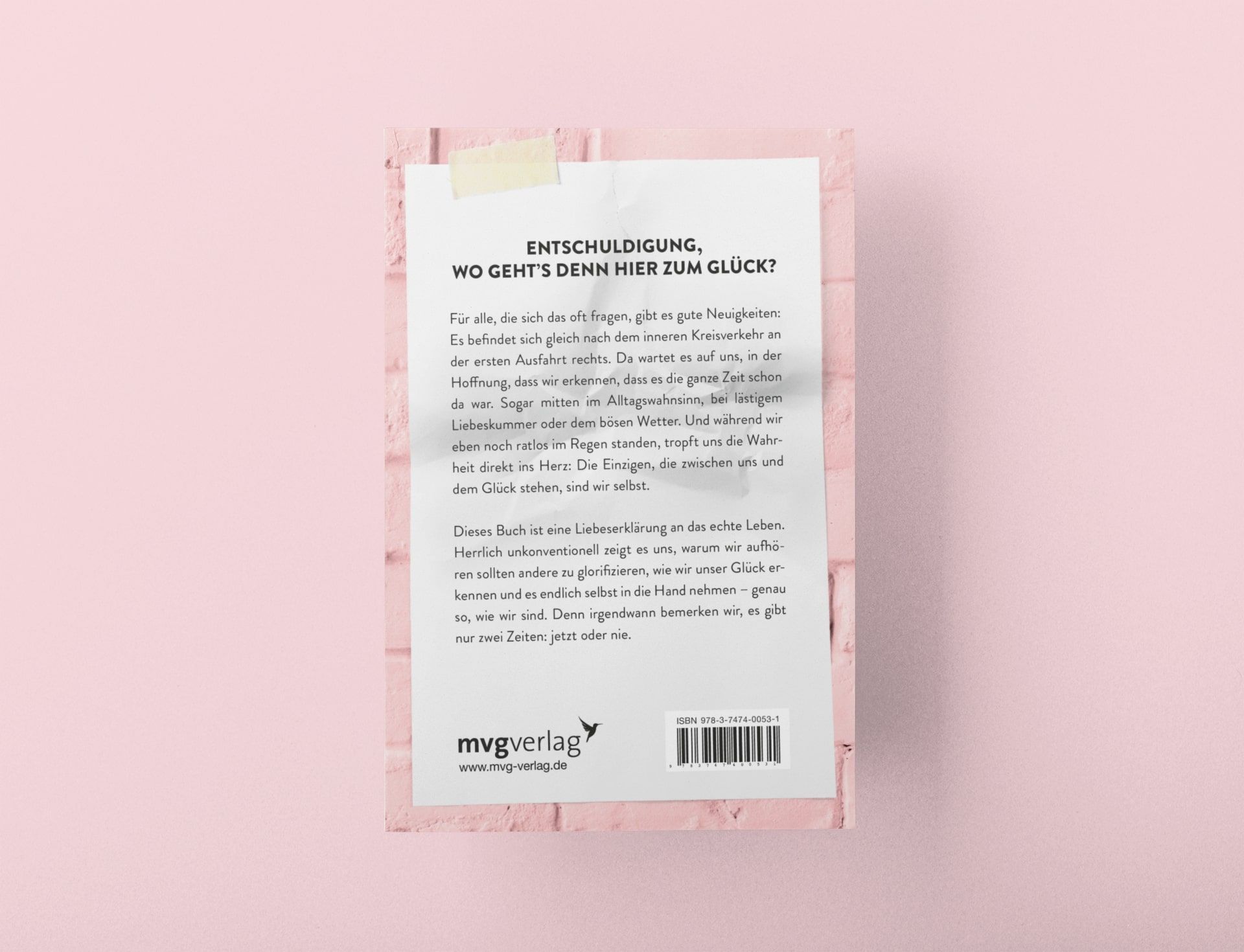 Buchrückseite mit Text. Titel: "Entschuldigung, wo geht's denn hier zum Glück?". Verlag MVG. ISBN-Code.
