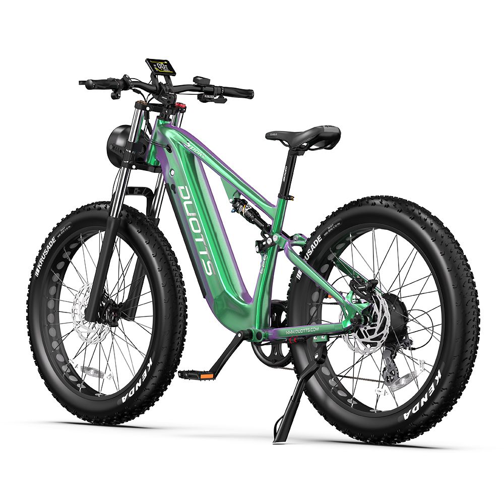 Grünes Elektro-Mountainbike mit breiten Reifen, DUOTTS-Logo, Scheinwerfer und Display.