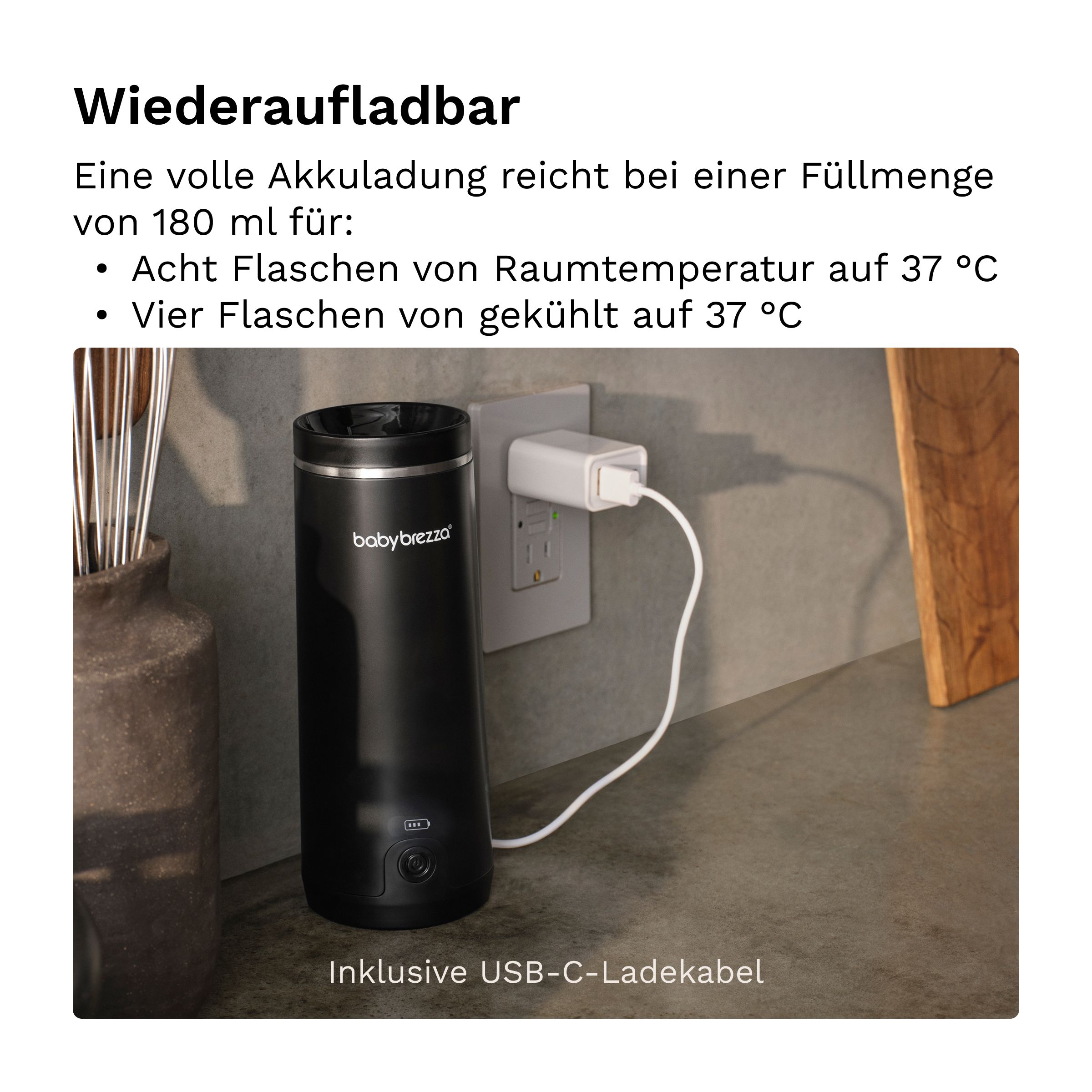 Grauer Tragbarer Muttermilch- & Wasserwärmer wird in eine Wickeltasche gesteckt.