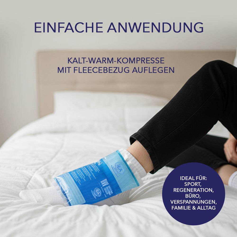 Person mit Kompresse am Fuß, auf Bett. Text: Einfache Anwendung. Kalt-Warm-Kompresse mit Fleecebezug auflegen. Ideal für Sport, Büro, Familie.