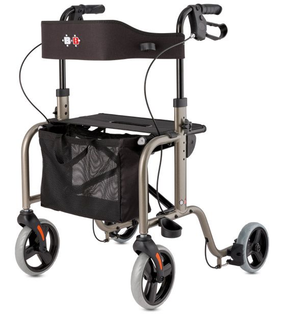 Rollator mit vier Rädern, Sitzfläche, Korb und Rückenlehne. Griffe und Bremsen. Graue Räder, silberner Rahmen.