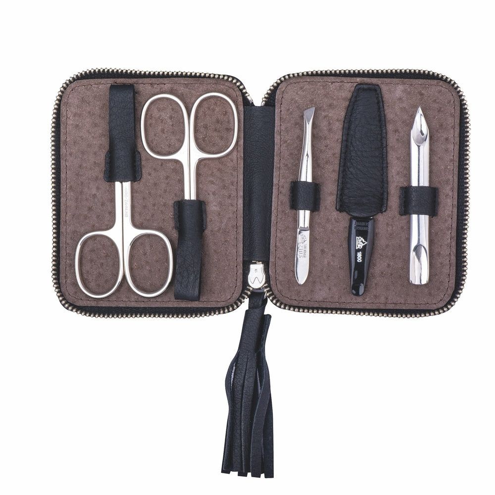 Schwarzes Maniküre-Set in brauner, offener Tasche. Enthält Schere, Pinzette, Nagelfeile und Nagelknipser. Reißverschluss.