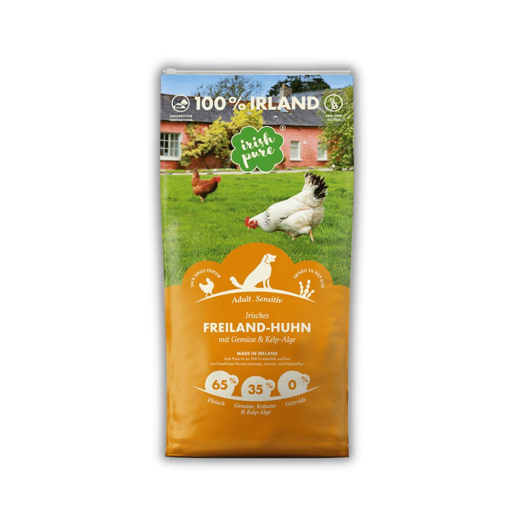 Verpackung von Hundefutter 'Irish Pure' mit Huhn, auf einer grünen Wiese mit Hühnern.