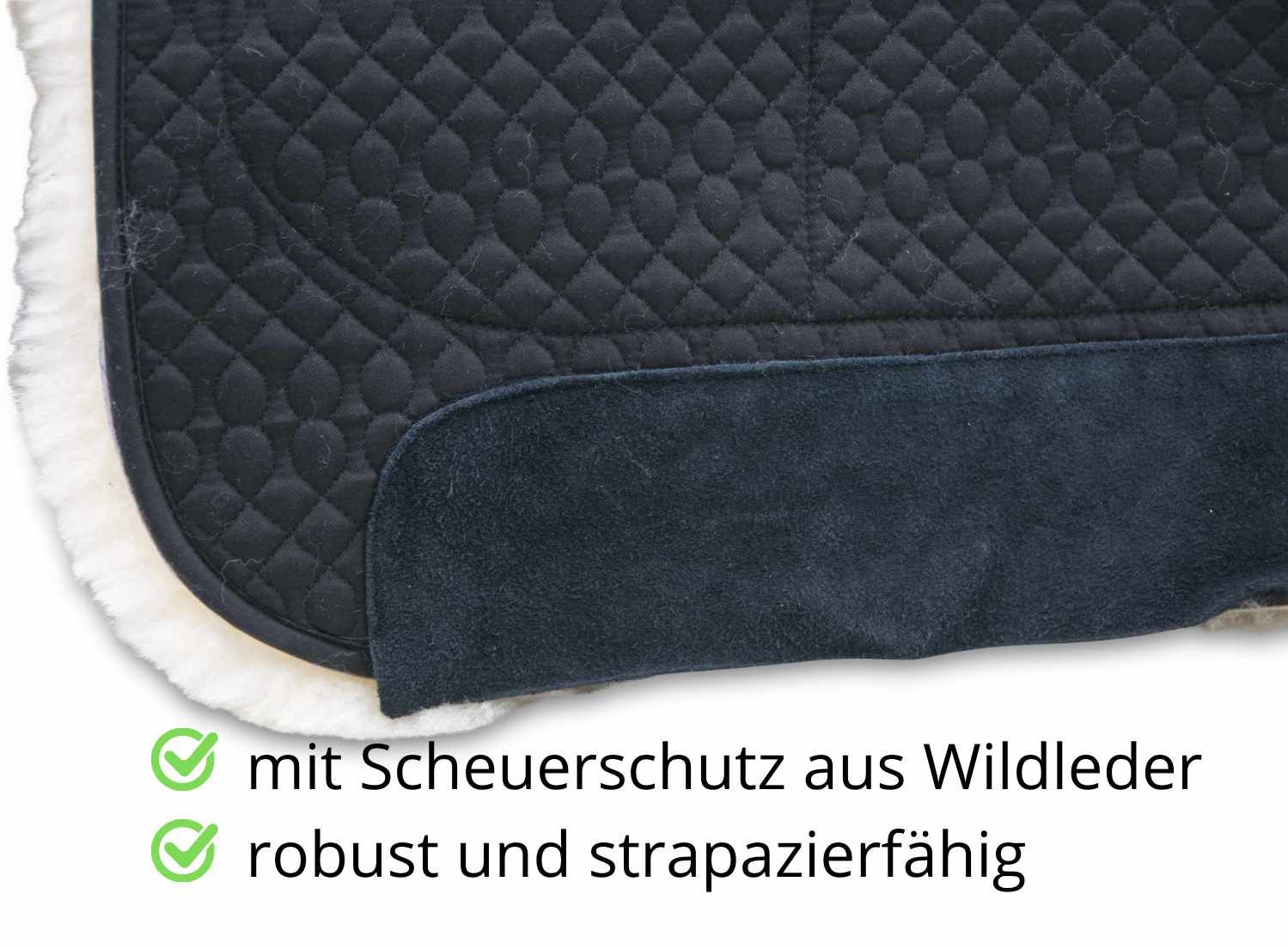 Schwarzer Westernpad mit Wildleder-Scheuerschutz und Lammfell. Text: robust und strapazierfähig.