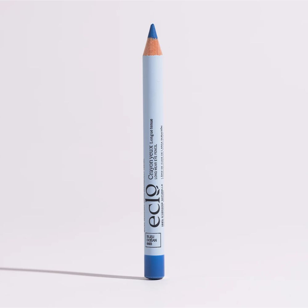 Blauer Eyeliner-Stift. Hellblauer Schaft mit blauer Spitze und Endkappe. Aufschrift: Eclo, Crayon yeux longue tenue.