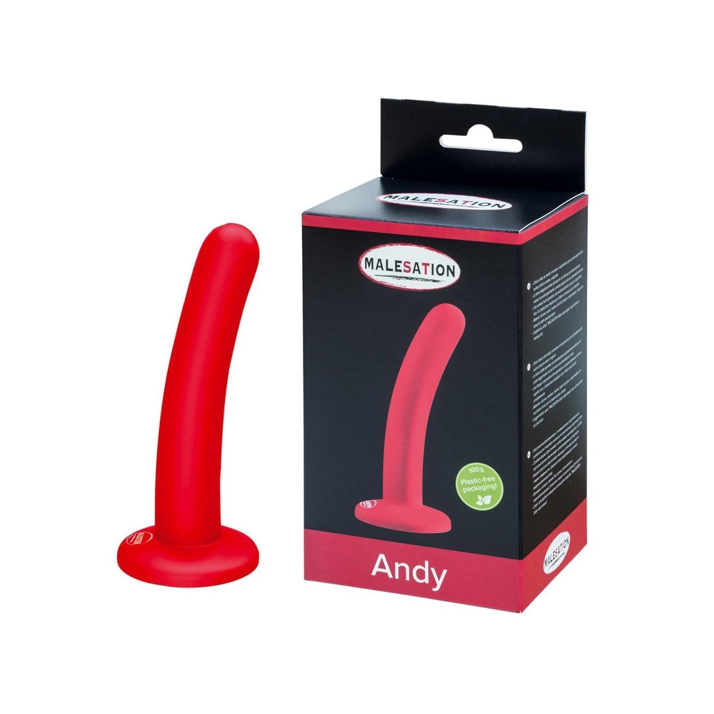 Roter Dildo mit breiter Basis, neben seiner Verpackung. Der Dildo ist gebogen und hat eine glatte Oberfläche.