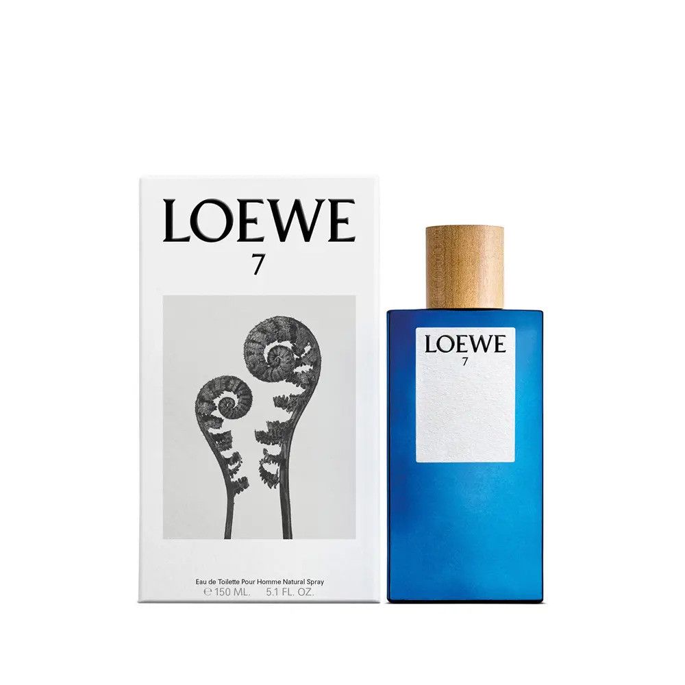 Blaues Parfümflakon mit Holzverschluss und weißer Verpackung. Aufschrift: LOEWE 7. Verpackung mit Farn-Illustration.