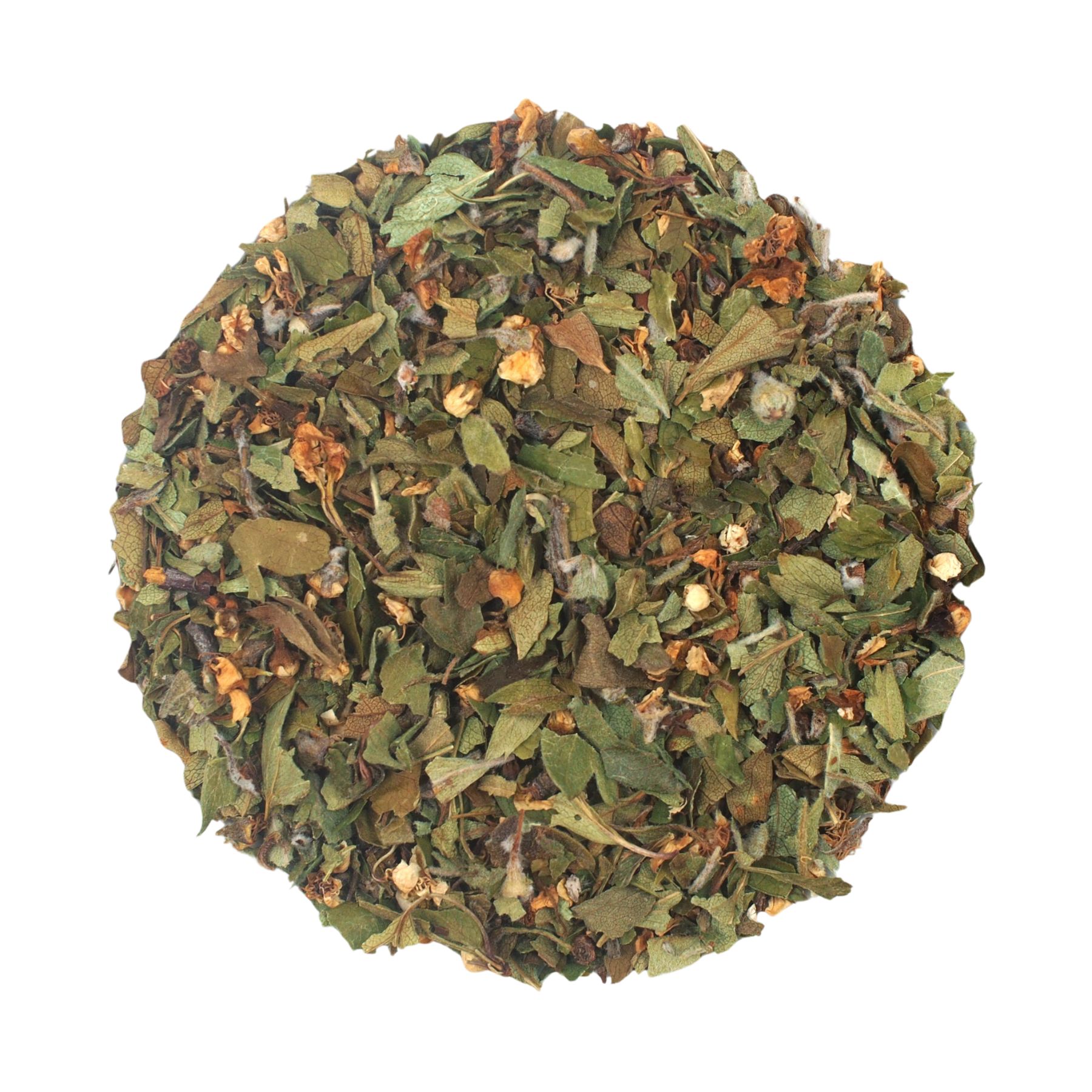 Nahaufnahme einer Kräutermischung. Blätter und Blüten in verschiedenen Grüntönen und Brauntönen. Auf weißem Hintergrund.