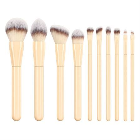 Zehn Make-up-Pinsel mit Holzgriffen und braun-weißen Borsten.