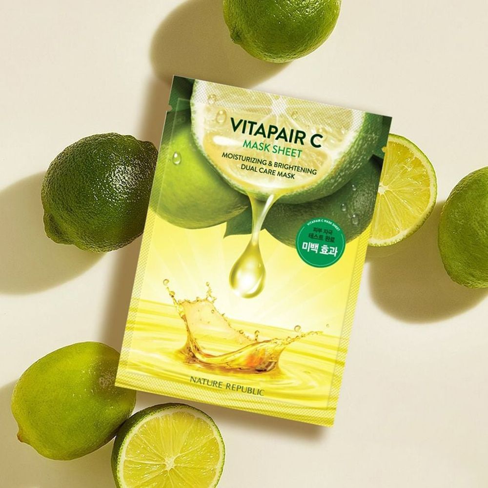 NATURE REPUBLIC Vitapair C Maske auf gelbem Untergrund mit Limetten. Verpackung mit Produktinformationen.
