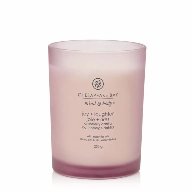 Rosa Kerzenglas mit Aufschrift Chesapeake Bay mind & body, joy + laughter, cranberry dahlia. 250 g.