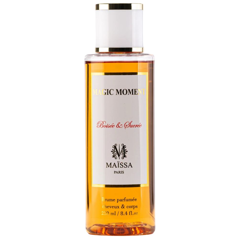 Flakon mit goldfarbener Flüssigkeit. Aufschrift: MAGIC MOMENT, Boisée & Sucrée, MAÏSSA PARIS. Brume parfumée cheveux & corps.