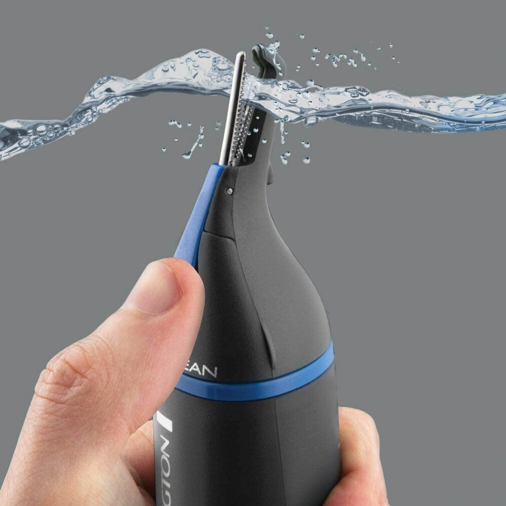 Nahaufnahme eines schwarzen Nasen-/Ohrenhaartrimmers. Wasser spritzt auf das Gerät.