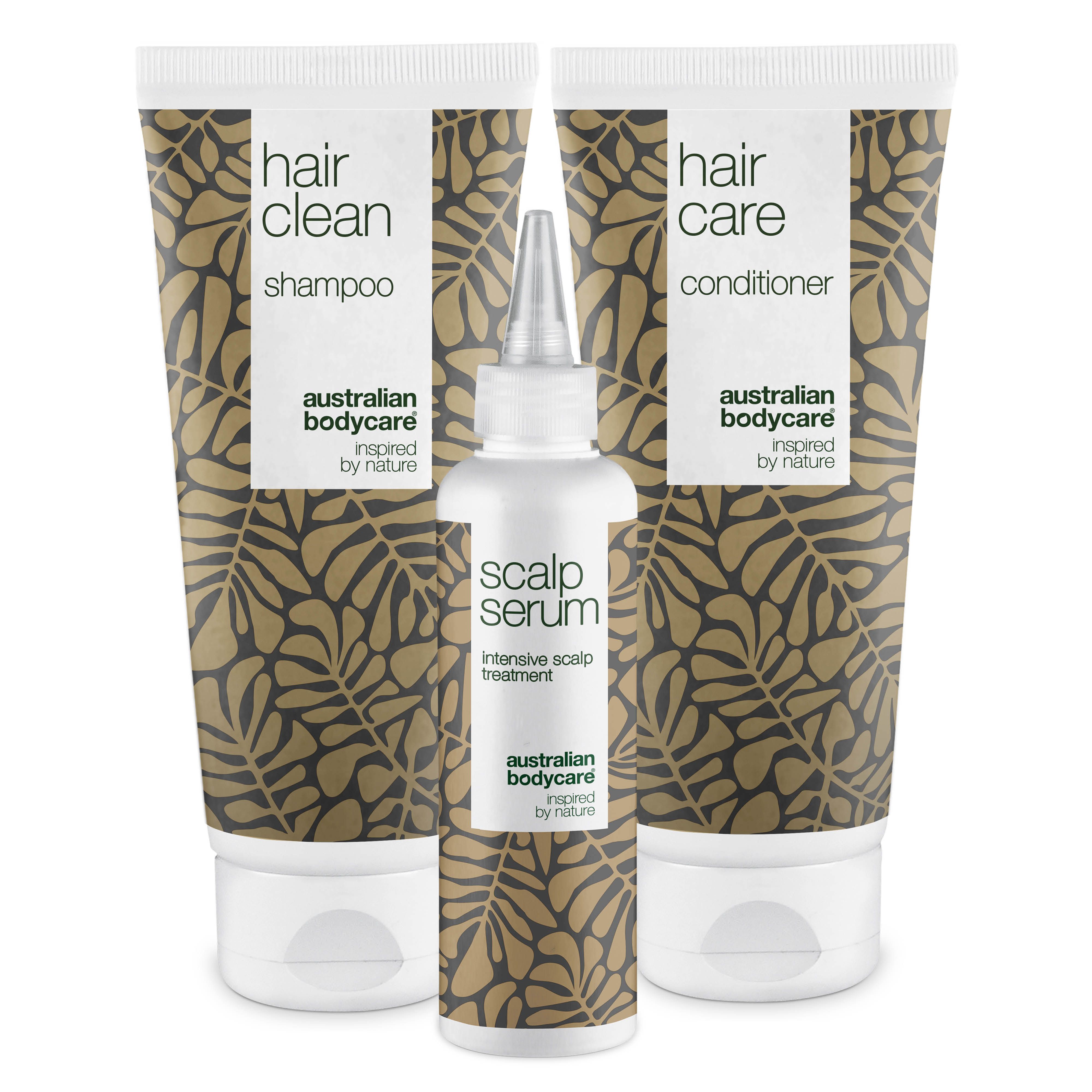 Drei Produkte: Shampoo, Conditioner und Serum. Weiße Tuben mit braunem Blattmuster. Schriftzug: Australian Bodycare.