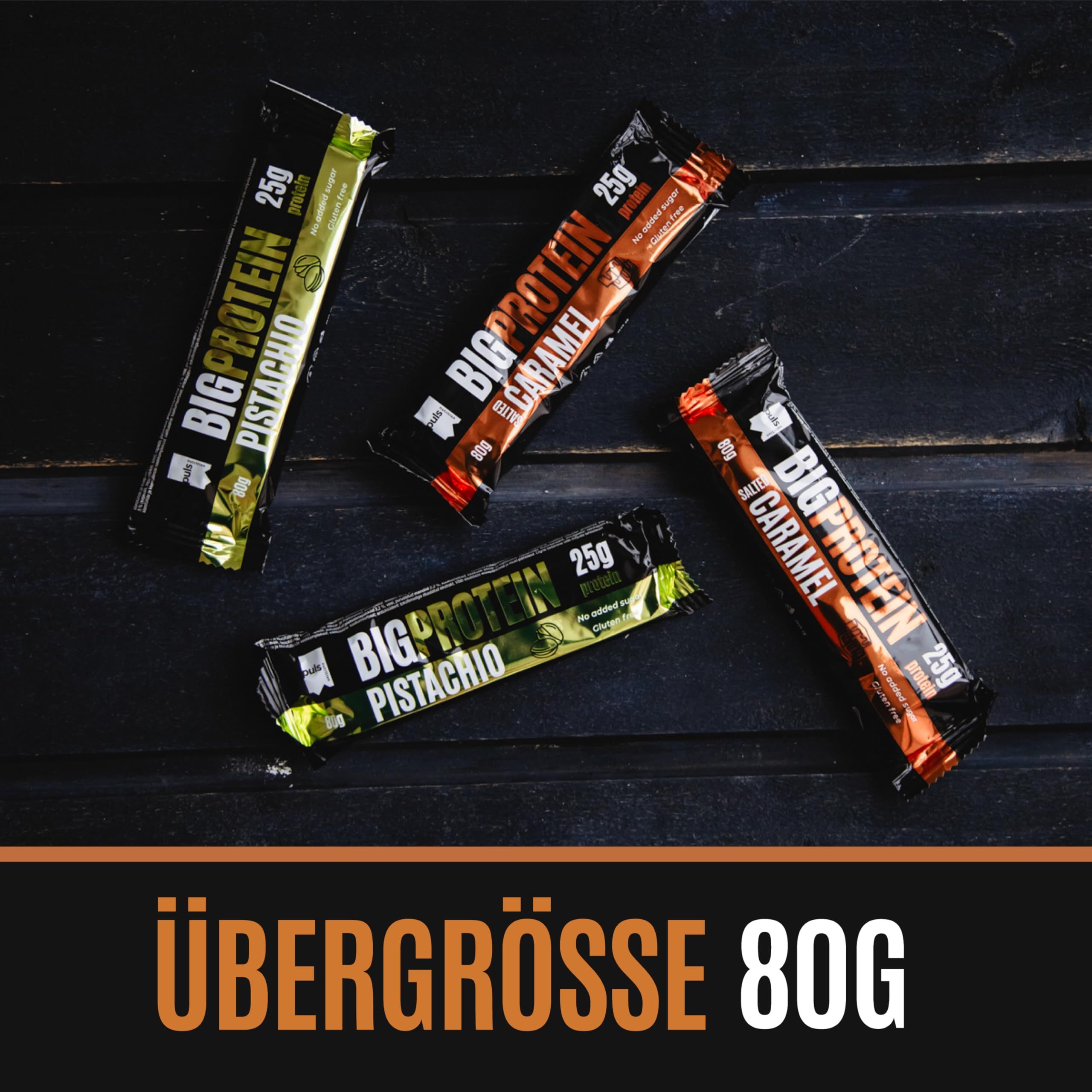 Vier Puls Nutrition Big Protein Riegel auf dunklem Holzuntergrund: Pistazie und gesalzene Karamell.