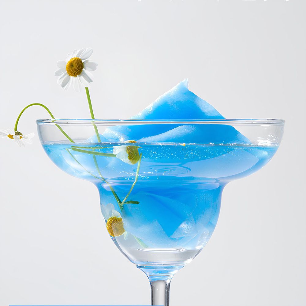 Blaue Tuchmaske in einem Glas mit Wasser und Gänseblümchen.