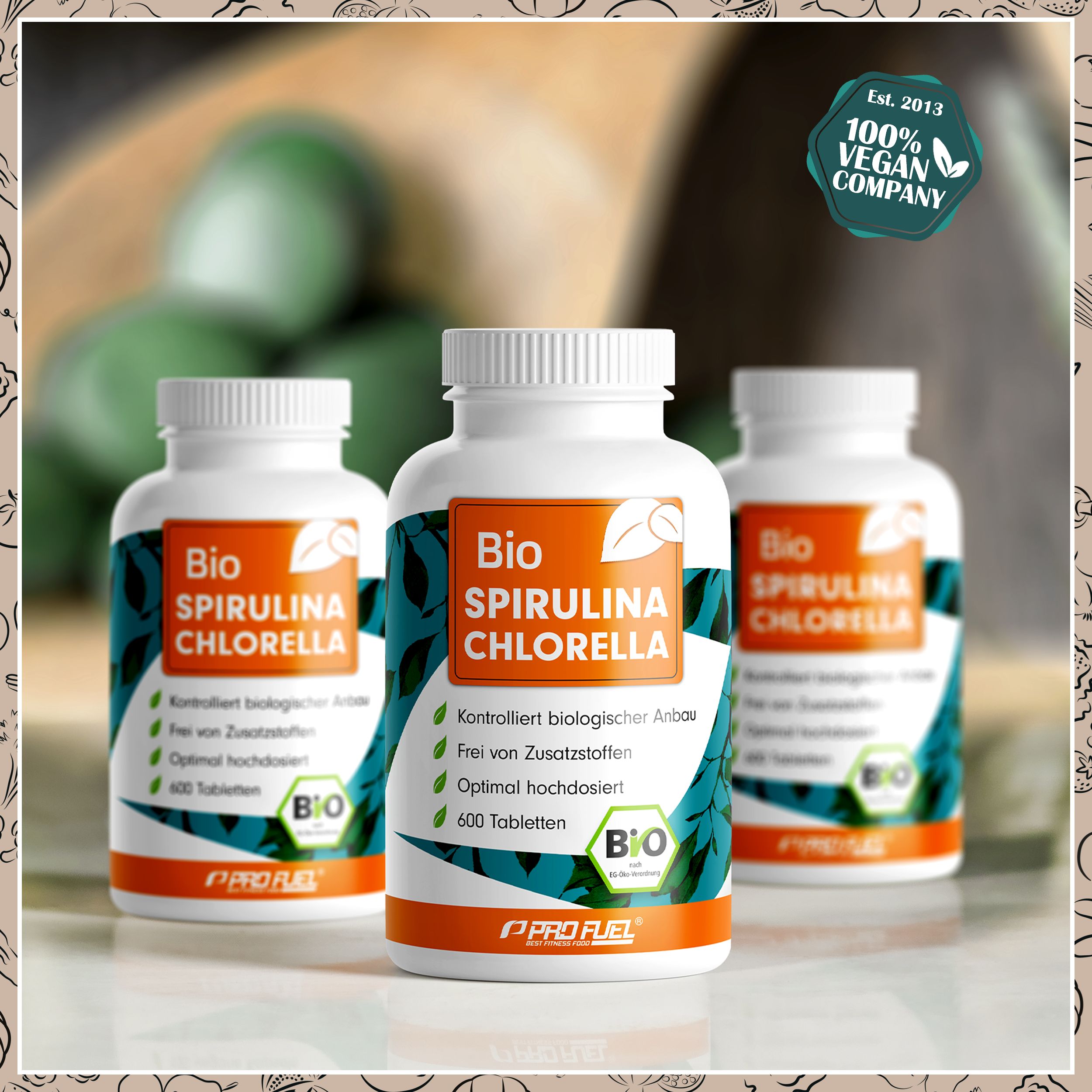 Drei Flaschen Bio Spirulina Chlorella. Text: Bio Spirulina Chlorella, 600 Tabletten, Bio-Siegel, 100% Vegan Company.