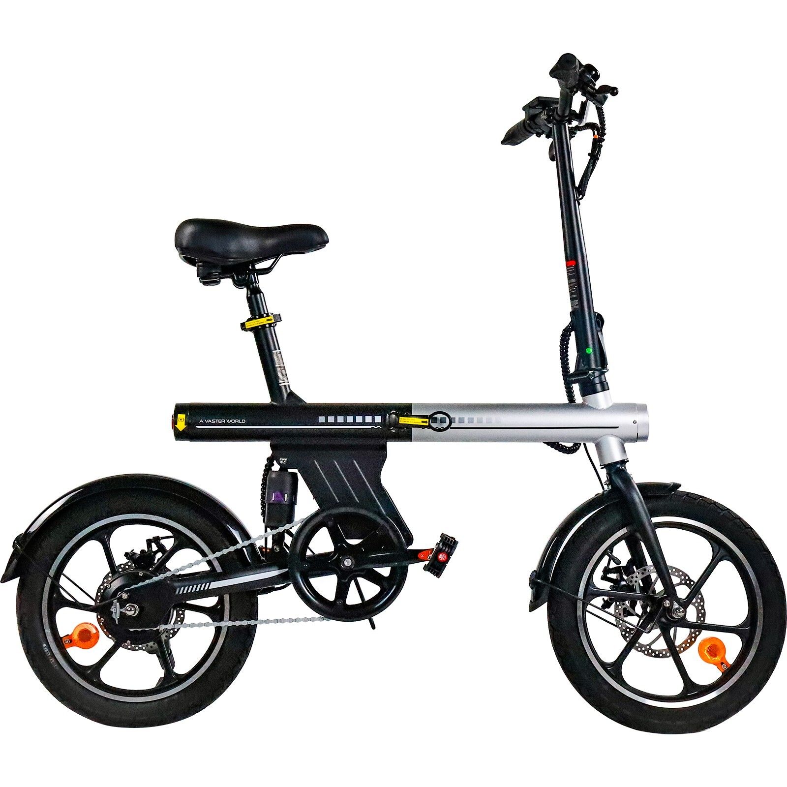 Faltbares E-Bike, schwarz-silber. Scheibenbremsen, 16 Zoll Räder. Ein weiteres, gefaltetes E-Bike im Hintergrund.